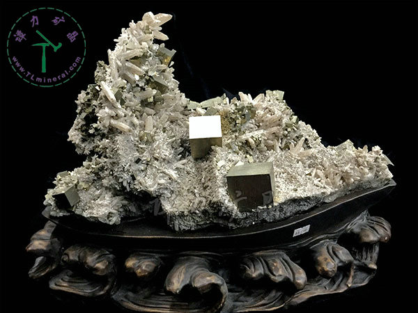 黃鐵礦+水晶（日本律雙晶），43x34x22cm-湖北大冶