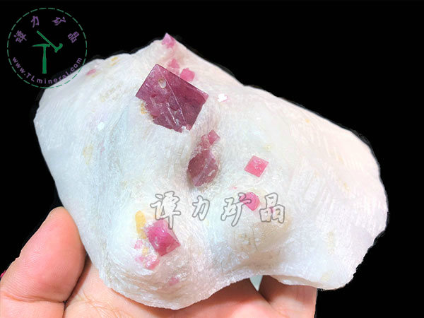 尖晶石+大理巖，越南14x12x7,主晶體：2.4x2.4cm