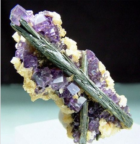 長(zhǎng)沙市譚力礦產(chǎn)品有限公司,長(zhǎng)沙礦產(chǎn)品銷(xiāo)售,工藝品銷(xiāo)售,鉆石飾品批發(fā)